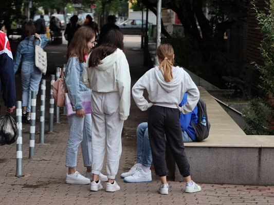 Ножицата в постиженията между изпитите по български език и математика след седми клас намалява.