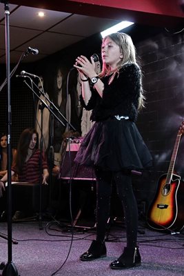 Даяна Иванова по време на мини концерт в София