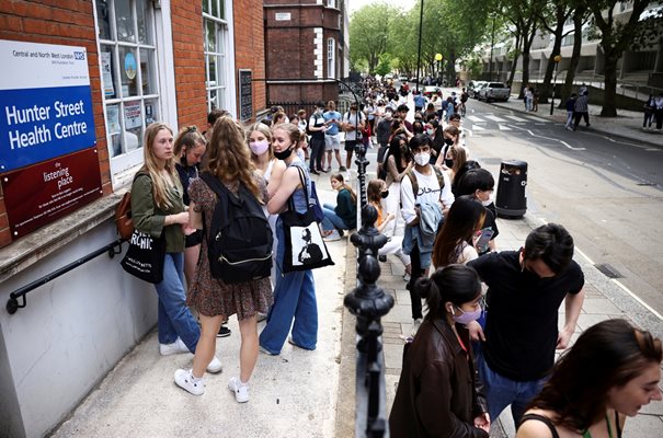 Стотици хора продължават да се редят на опашки, за да се ваксинират в Лондон.