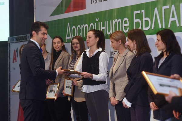 Министър-председателят Кирил Петков награждава диамантените момичета от ансамбъла по художествуна гимнастика. Снимка ВЕЛИСЛАВ НИКОЛОВ