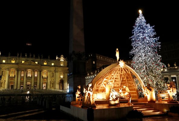 Коледното дърво и "Рождество Христово" на площад "Свети Петър" във Ватикана СНИМКА: Ройтерс