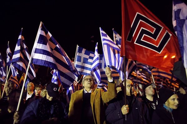 Привърженици на крайнодясната партия “Златна зора” се събраха на митинг в Атина в памет на трима гръцки офицери, загинали с хеликоптер по време на кризата с Турция за о. Имия през 1996 г.
