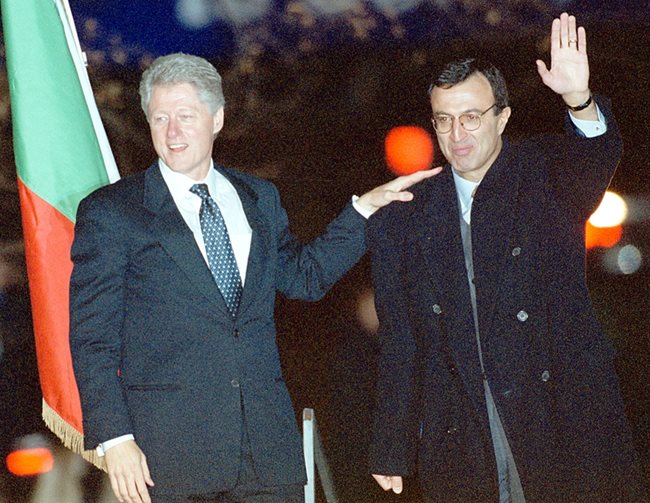 Резултат с изображение за „(Бил Клинтън) прави официално посещение в България.“"