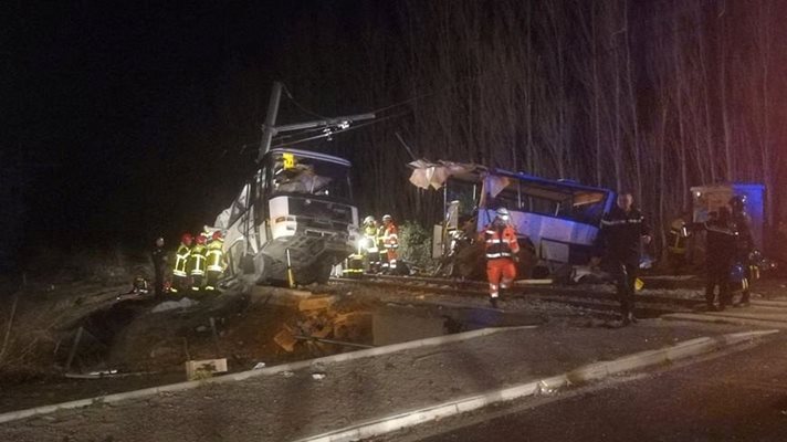 Най-малко 4 деца загинаха при сблъсък между влак и училищен автобус недалече от град Перпинян в Южна Франция. СНИМКА: Ройтерс