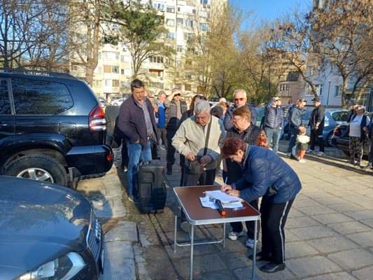 Десетки пловдивчани се подписаха срещу застрояването на терена до Френската гимназия. Снимки: Авторът