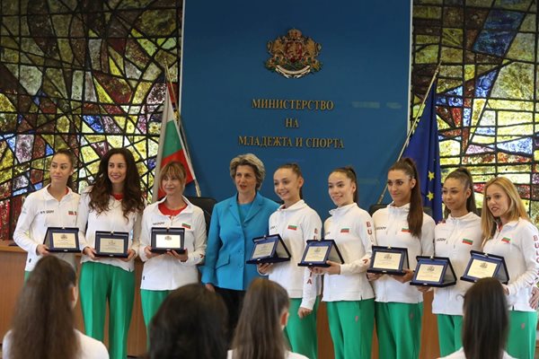 Лечева награди европейските шампионки по художествена гимнастика и фехтовка