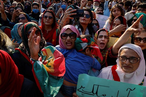 Поддръжници на бившия премиер на Пакистан Имран Хан, както и членове на други политически сили блокираха пътищата в югозападната част на страната в знак на протест Снимка: Ройтерс