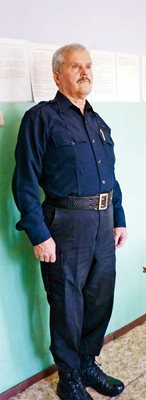 На тази снимка, правена преди 2 г. в затвора, Иван Тодоров/Виктор Рос е облечен с униформата си от охранителната фирма в САЩ.

СНИМКА: АВТОРЪТ