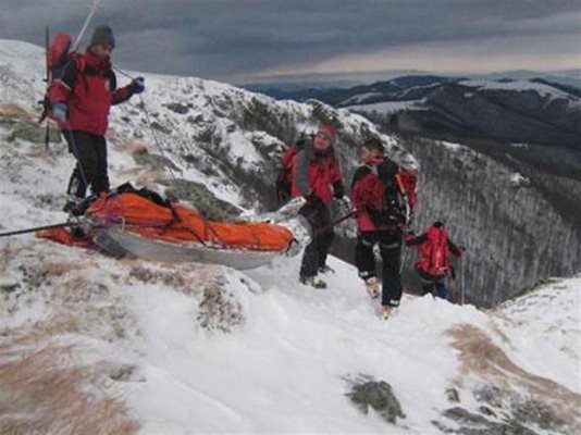 С риск за живота си планинските спасители помагат на пострадалите.
СНИМКА: ПСС