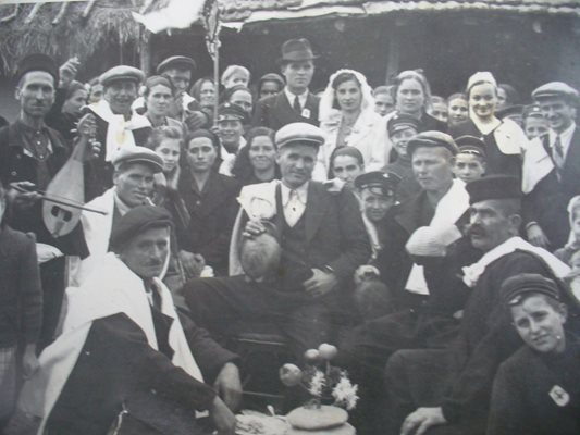 Сватбата на Мария /Мара/ и Марко Димитрови през ноември 1942 г. в село Асеновец, Новозагорско. Вдясно с мустаците и калпака е бащата на Марко дядо Димитър.
