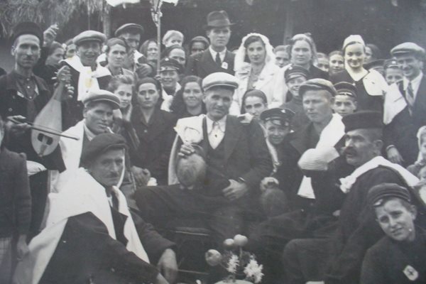 Сватбата на Мария /Мара/ и Марко Димитрови през ноември 1942 г. в село Асеновец, Новозагорско. Вдясно с мустаците и калпака е бащата на Марко дядо Димитър.
