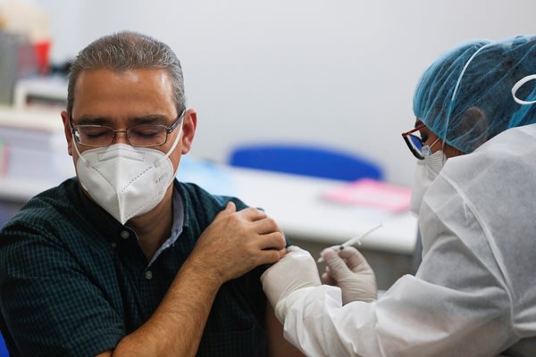 Лекар от Салвадор получава доза от "АстраЗенека".