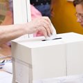 Избирател пуска разписката от машината за гласуване в изборната урна СНИМКА: ЙОРДАН СИМЕОНОВ