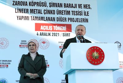 Ердоган говори пред митинга в Сирт. Жена му Емине го придружаваше. СНИМКА: РОЙТЕРС