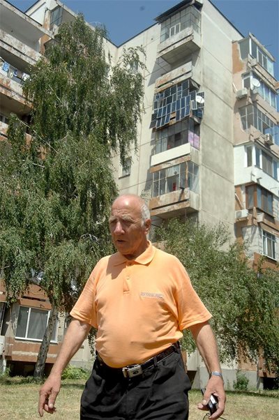 Инж. Васил Владиков пред блока и терасата му със соларни панели. Снимка: "24 часа"