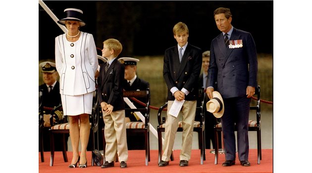 Принцеса Даяна, принц Хари, принц Уилям и принц Чарлз на събитие за чествания за 50-ата годишнина от края на Втората световна война.
 
СНИМКИ: РОЙТЕРС