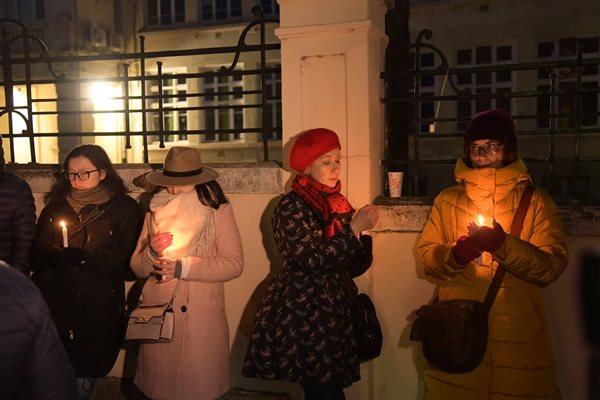 Бдение пред сградата на МВР се състоя тази вечер в памет на убития психолог Иван Владимиров-Нав