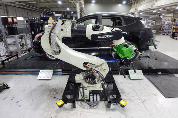 В гумаджийниците работниците също ще бъдат заменени от роботи. Снимка: RoboTire