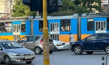Трамвай удари патрулка в София (снимки)