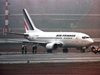 Самолет на "Ер Франс" се размина на косъм от сблъсък на летище в Париж