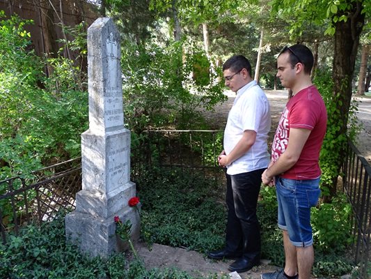 Млади социалисти се покланят на гроба на Габровски