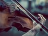Забравена в такси преди 30 г. цигулка се връща при собственика си