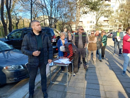 Стоян Алексиев увери хората, че теренът няма да се застроява.