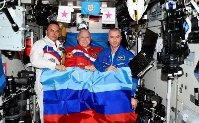 Руски космонавти развяха знамето на непризнатата Луганска република:Снимка Роскомос