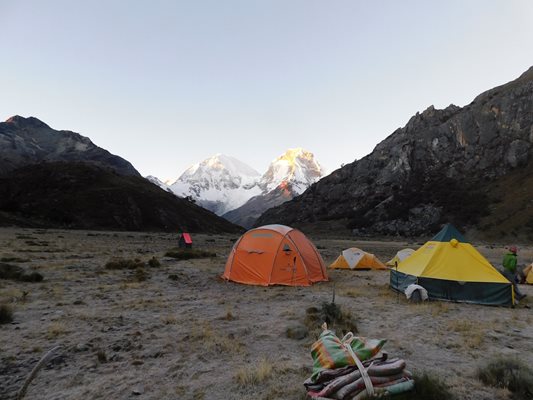 На зазоряване, поляната, където ни беше палатковият лагер. В далечината слънцето огрява първо най-високия връх в Перу - Уаскаран.