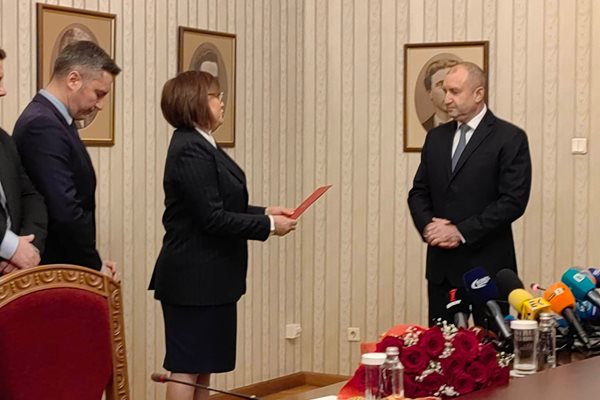 Корнелия Нинова почерпи президента Радев за рождения си ден с бонбони "Мерси"