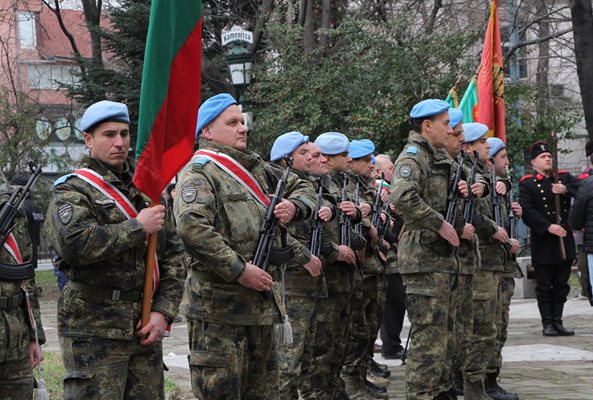 Почетен караул пред паметника на кап. Бураго.