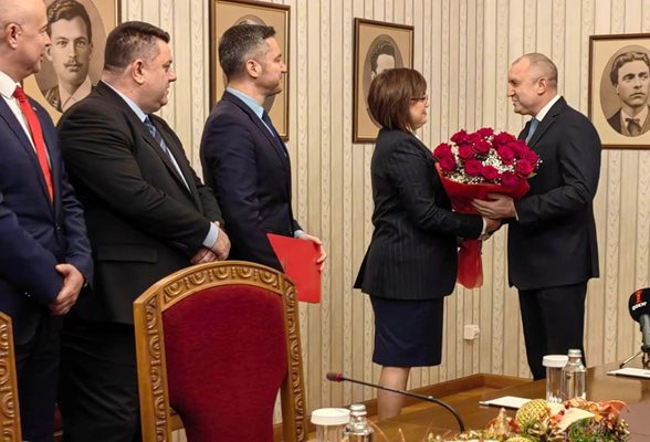 Лидерката на БСП Корнелия Нинова получава червени рози от Румен Радев за рождения си ден, преди да й връчи и папката с мандата.