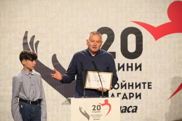 Георги Господинов връчи награда на шестокласника Никола Байкушев, който забеляза и потуши пожар до езерото Вая