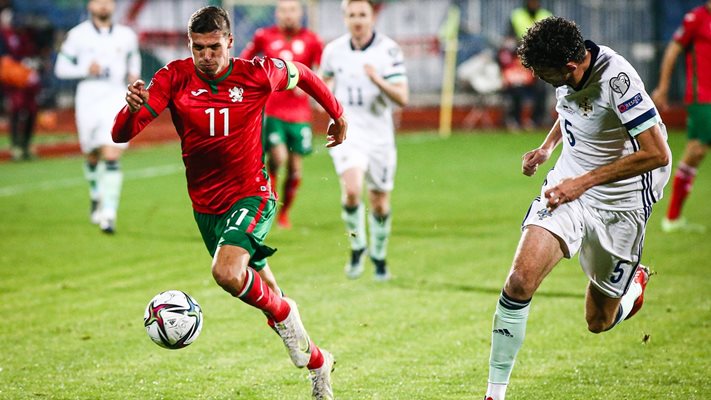 СРАМ! Звездите на националния отбор на България по футбол търкат пейката