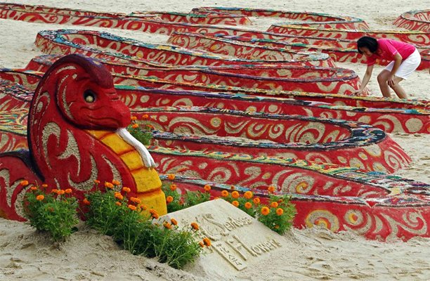 Змия от пясък открива Фестивал на цветята в Сингапур