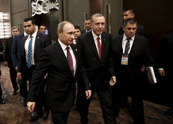 Турският президент Реджеп Ердоган и Владимир Путин се отправят на двустранна среща.