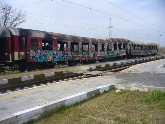 Огънят унищожил напълно двата последни вагона на бързия влак от София за Бургас.