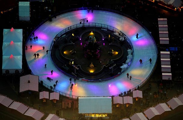 Пързалка във форма на кръг заобикаля един от коледните пазари в германската столица.