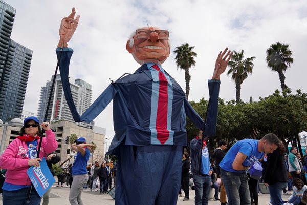 Привърженици на Демократите държат фигура на Бърни Сандърс на митинг в Лос Анджелис, Калифорния. 

