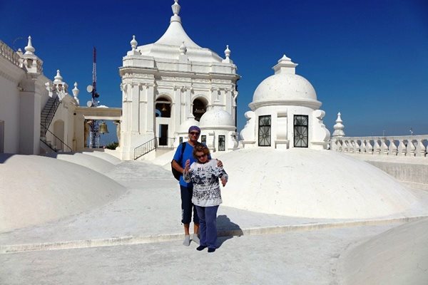 Боси на покрива на катедралата в Леон, Никарагуа