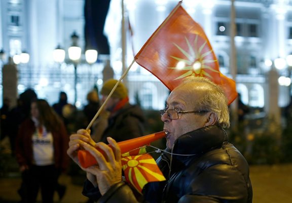 Поддръжници на партията ВМРО-ДПМНЕ протестираха в Скопие  СНИМКА: Ройтерс