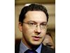 Даниел Митов: Не приемам колениченето на ДБ пред президента