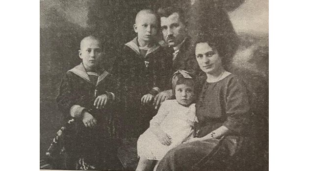 Кирил като дете (крайният вляво) с родителите си, сестра си Иванка и брат си. Сестра му вероятно единствена знаела съкровената му тайна, че чака дете в Германия.