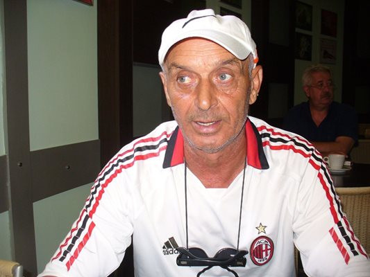 Николай Арабов дойде на среща с "24 часа" облечен с фланелка на любимия си отбор "Милан".