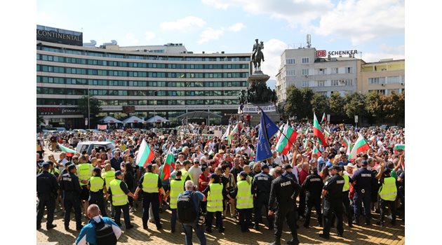 Малък протест на "самоорганизиращи" българи тръгна да бута правителството.  Снимки: Благой Кирилов