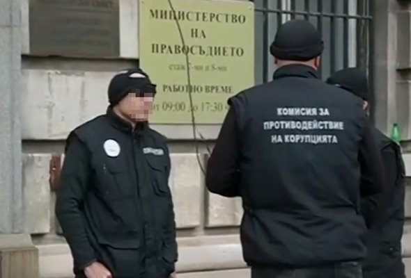 Цял ден вчера ченгета тарашат агенцията за българите в чужбина