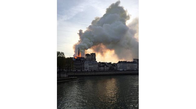 Пожар е избухнал в катедралата "Нотр Дам" в Париж  СНИМКИ: Ройтерс