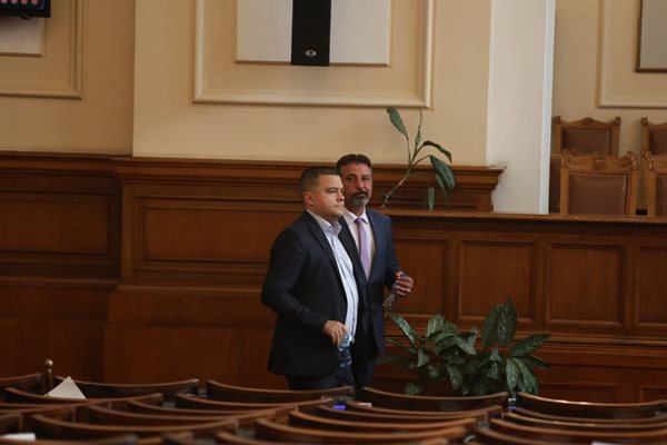 Зам.-председателят на групата на ИТН Филип Станев (в дясно) заедно със съпартиеца си Станислав Балабанов