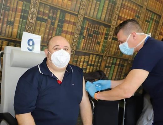 Любо Нейков се имунизира в сряда във ВМА в столицата