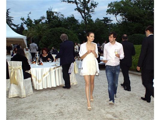 Ива и Бойко Кръстанов във времето, когато са гаджета. Тук са на фестивала “Опероса” в двореца “Евксиноград”. 

СНИМКА: ИСКРА СОТИРОВА 

